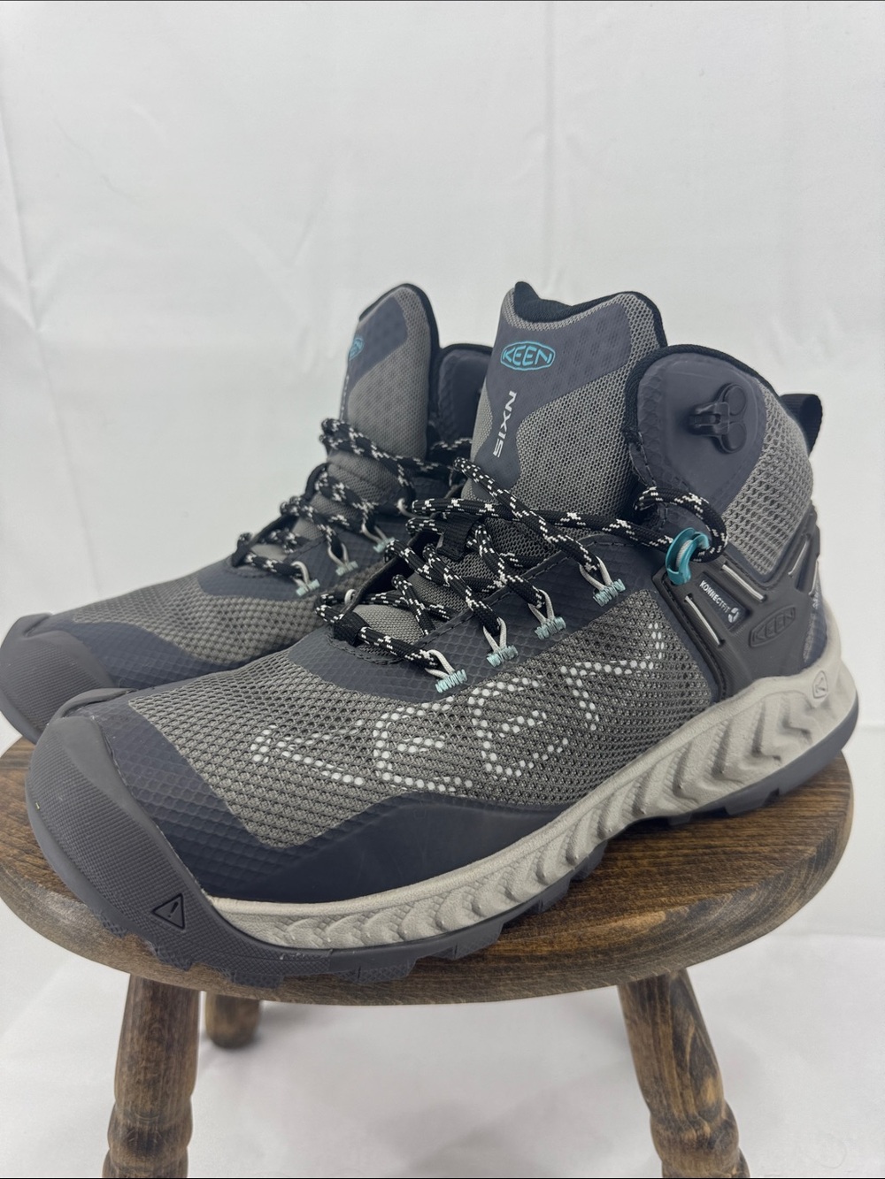 EUC Keen Womens NXIS EVO Mid Waterproof Gray Black Hiking Boots, sz 7.5